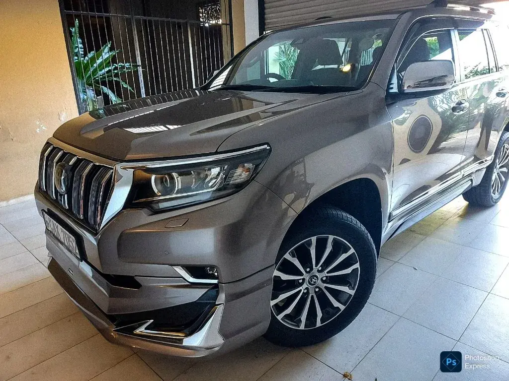 2017 Toyota Land Cruiser Prado TX — image 4