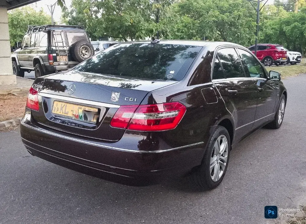 2010 Mercedes-Benz E200 CGI — image 3